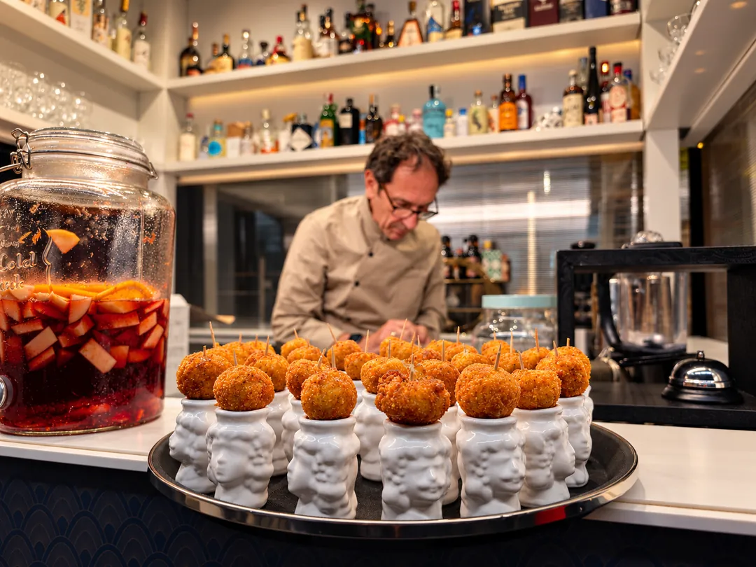 Arancine sulle teste di moro e sangria al bancone