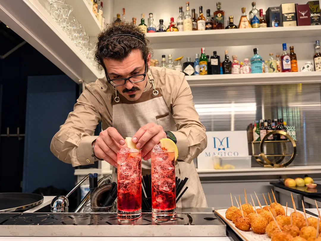 Il barman prepara due cocktail al bancone