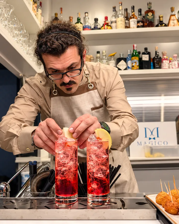 Il barman prepara due cocktail al bancone