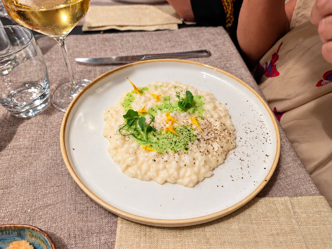 Risotto con olio alle erbe, servito in tavola