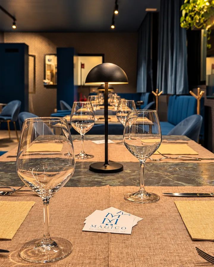 La sala di Magico apparecchiata, la sera